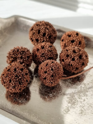 Dekoration små bruna kottar. Besök blickfång.se