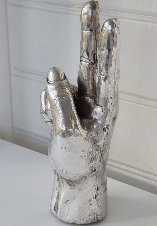 hand-i-silver-peace-symbol-2