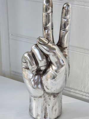 Hand i silver peace symbol. Besök blickfång.se
