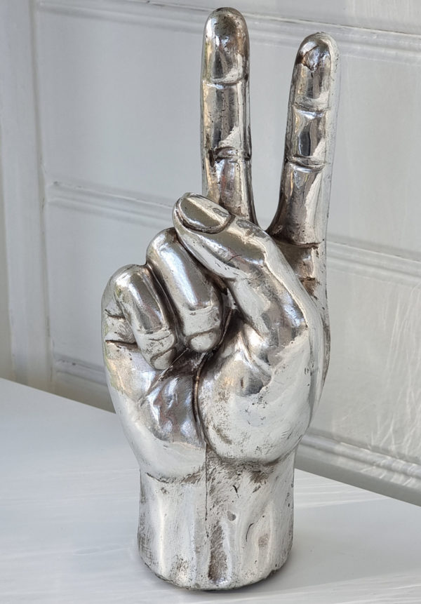 hand-i-silver-peace-symbol