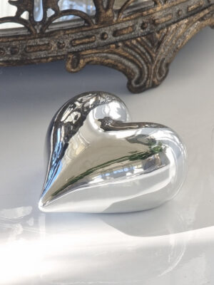 Litet hjärta i silver för dekoration. Besök blickfång.se