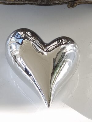 Litet hjärta i silver för dekoration. Besök blickfång.se
