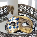 Mask dekoration i blått och guld. Besök blickfång.se