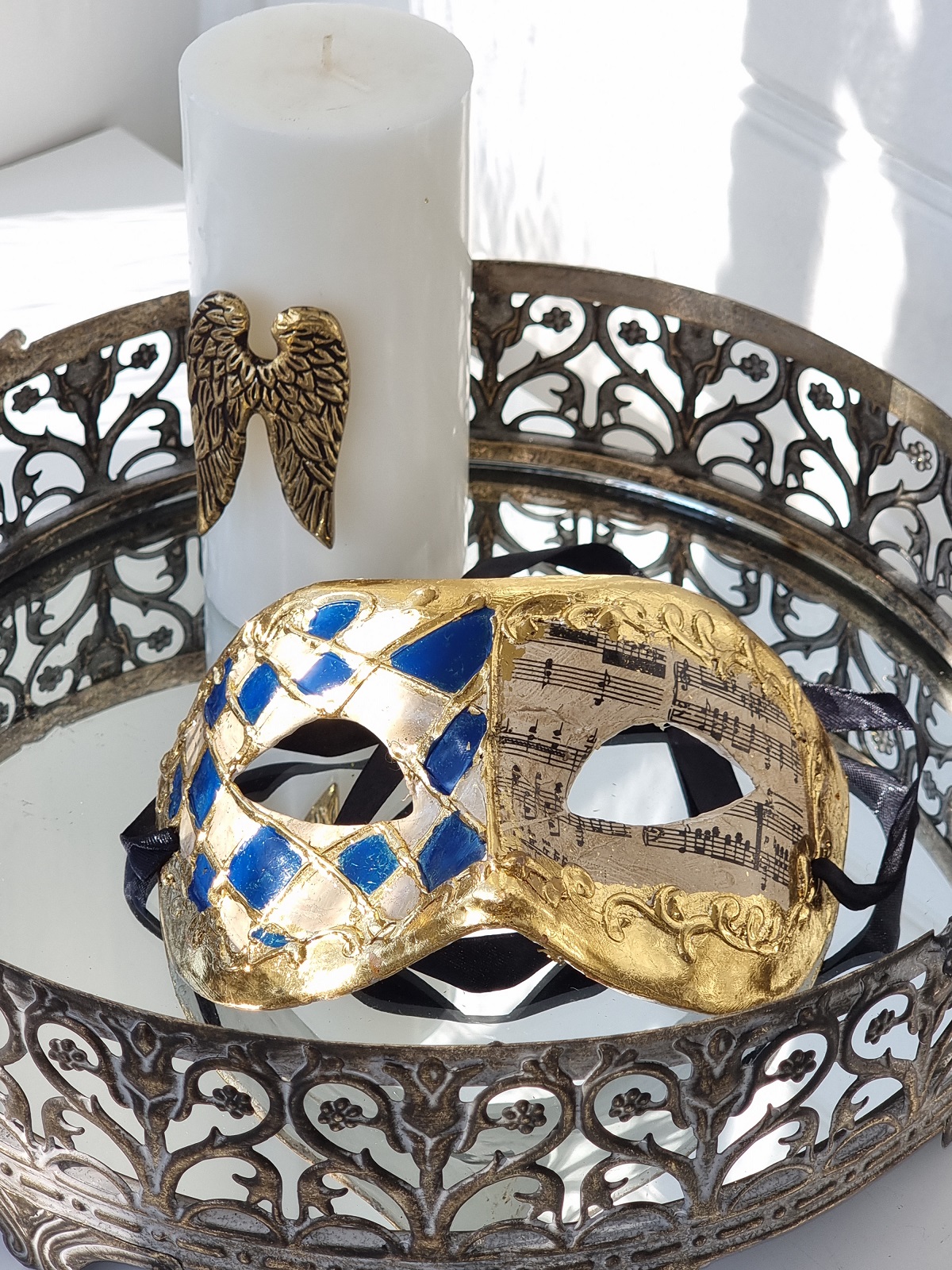 Mask dekoration i blått och guld. Besök blickfång.se