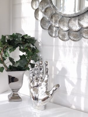 Stor hand i silver high five. Besök blickfång.se