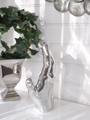 Stor hand i silver high five. Besök blickfång.se