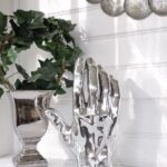 Stor hand i silver high five. Besök Blickfång.se
