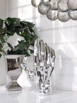 Stor hand i silver high five. Besök Blickfång.se