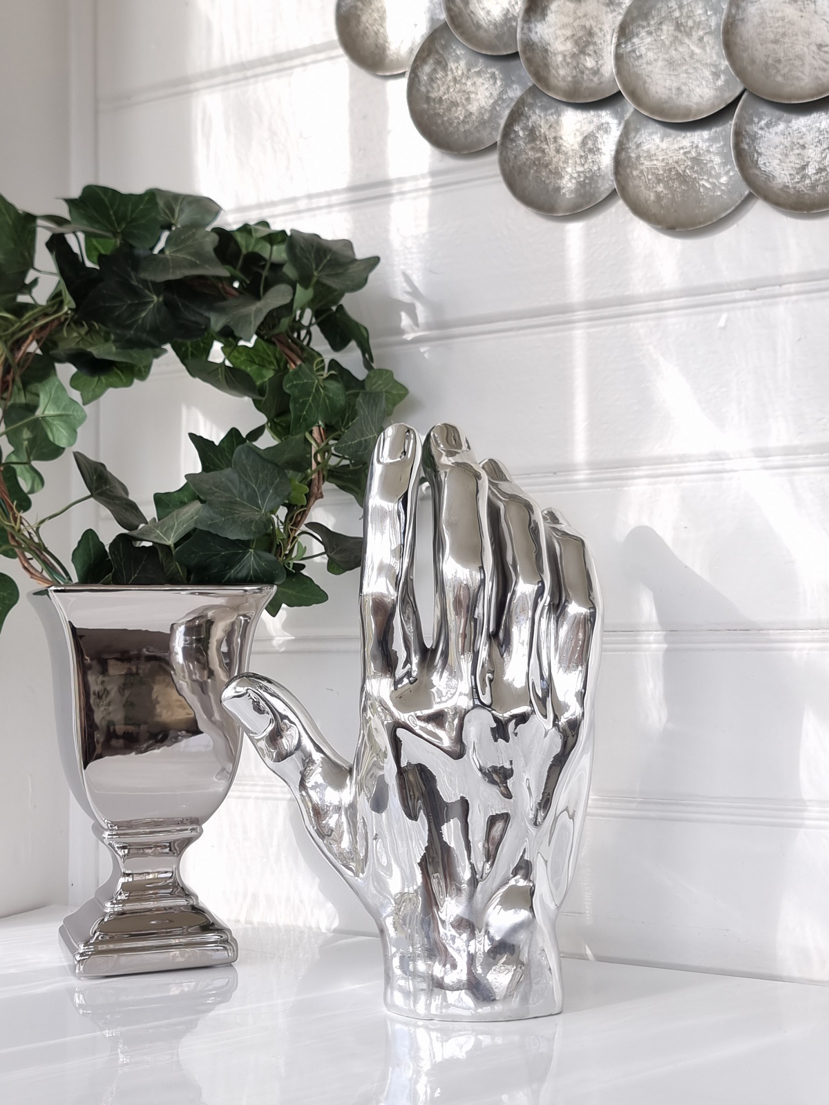Stor hand i silver high five. Besök Blickfång.se