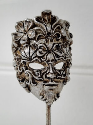 Detaljrik liten mask i antik-silver. Besök Blickfång.se