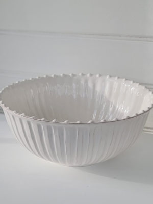 Stor krämfärgad keramik skål. Besök blickfång.se