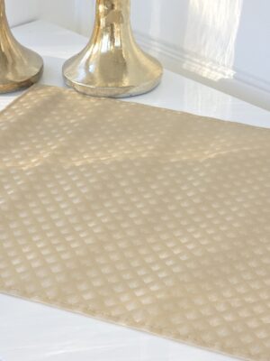 Bordstablett guld med mönster. Besök blickfång.se