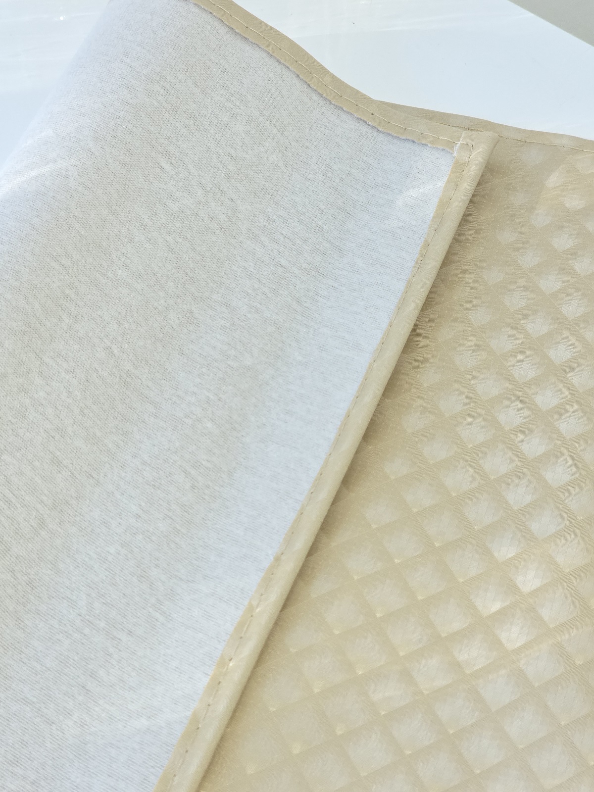 Bordstablett-guld-med-monster-7