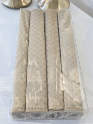 Bordstablett guld med mönster. Besök blickfång.se