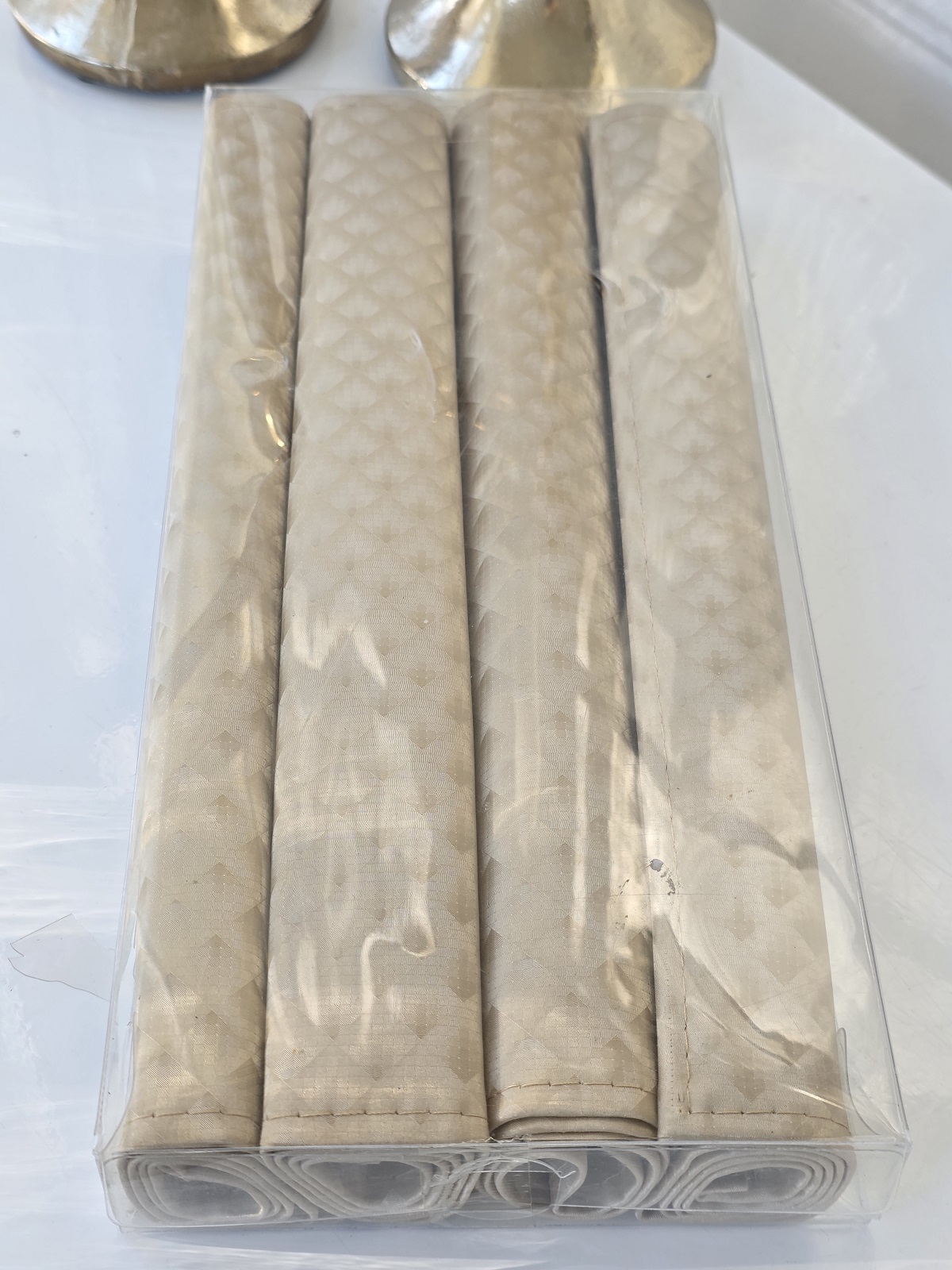 Bordstablett-guld-med-monster-8