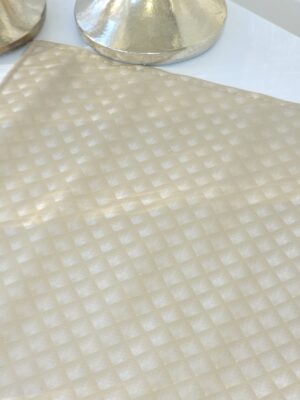 Bordstablett guld med mönster. Besök blickfång.se