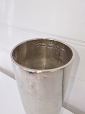 Rund kruka silver metall på fot. Besök blickfång.se