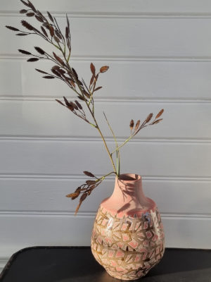 Rund vas i keramik med mönster. Besök Blickfång.se