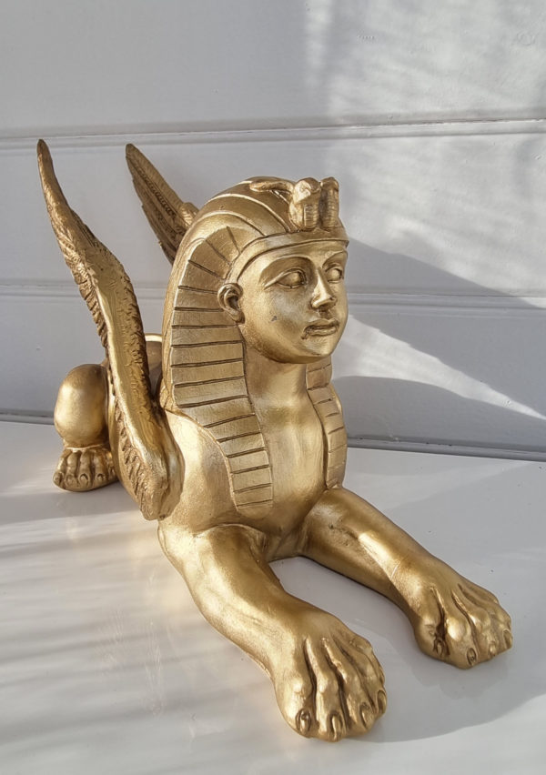 Sfinx-egyptisk-figur-i-guld