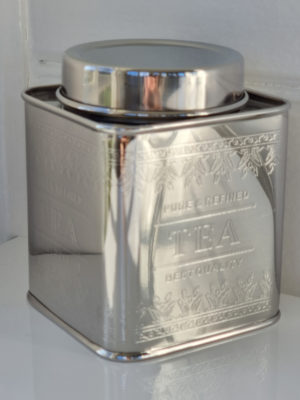 Te burk i blank silver metall. Besök Blickfång.se