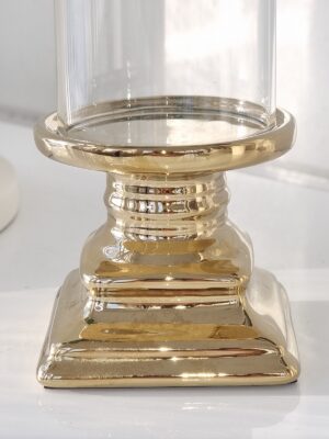 Liten ljuslykta i guld med glascylinder. Besök blickfång.se
