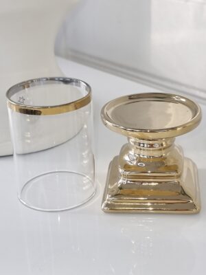 Liten ljuslykta i guld med glascylinder. Besök blickfång.se