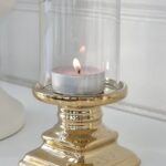Liten ljuslykta i guld med glascylinder. Besök blickfång.se
