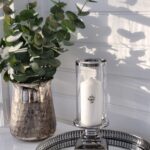 Ljuslykta med glascylinder på fot i silver. Besök Blickfång.se