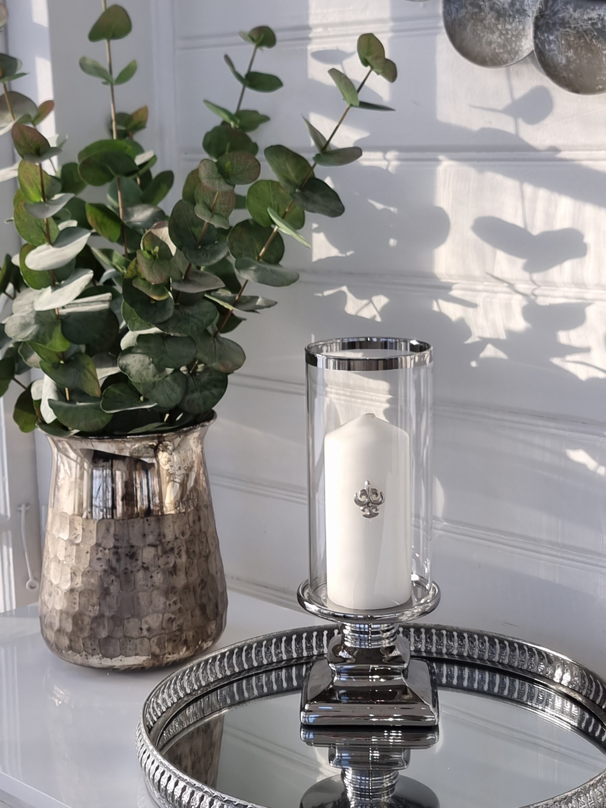 Ljuslykta med glascylinder på fot i silver. Besök Blickfång.se