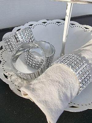 Servettringar i silver med strass. Besök Blickfång.se