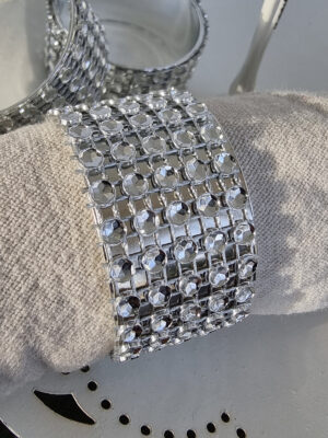 Servettringar i silver med strass. Besök blickfång.se