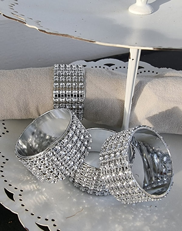 Servettringar-i-silver-med-strass