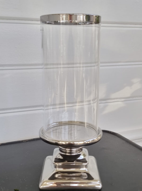 ljuslykta-med-glascylinder-pa-fot-i-silver-1