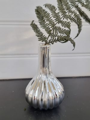 Vas med rillor i silver. Besök blickfång.se