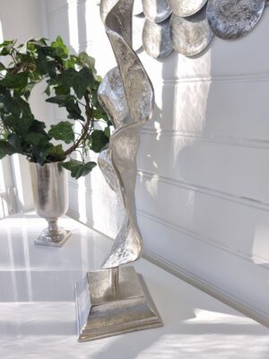 Flame skulptur i silver på fot. Besök blickfång.se