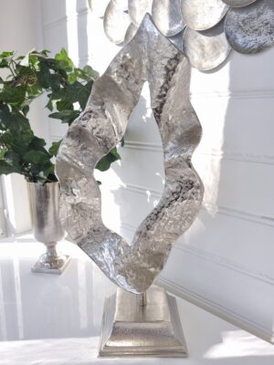 Flame skulptur i silver på fot. Besök Blickfång.se