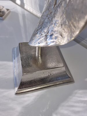 Flame skulptur i silver på fot. Besök Blickfång.se