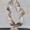 Flame skulptur i silver på fot. Besök blickfång.se