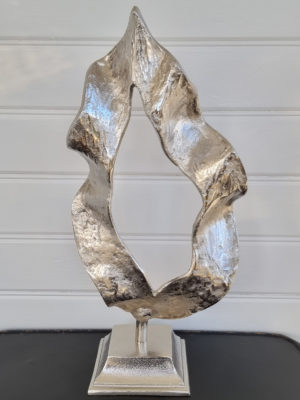 Flame skulptur i silver på fot. Besök blickfång.se