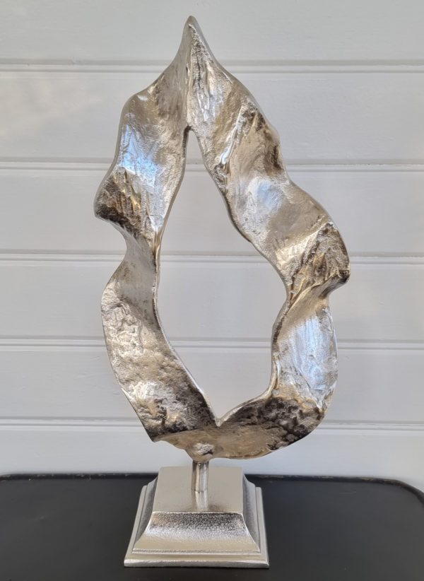 Flame-skulptur- pa-fot-i-silver