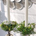 Fyllig ljusmanschett med blommor och blad. Besök blickfång.se
