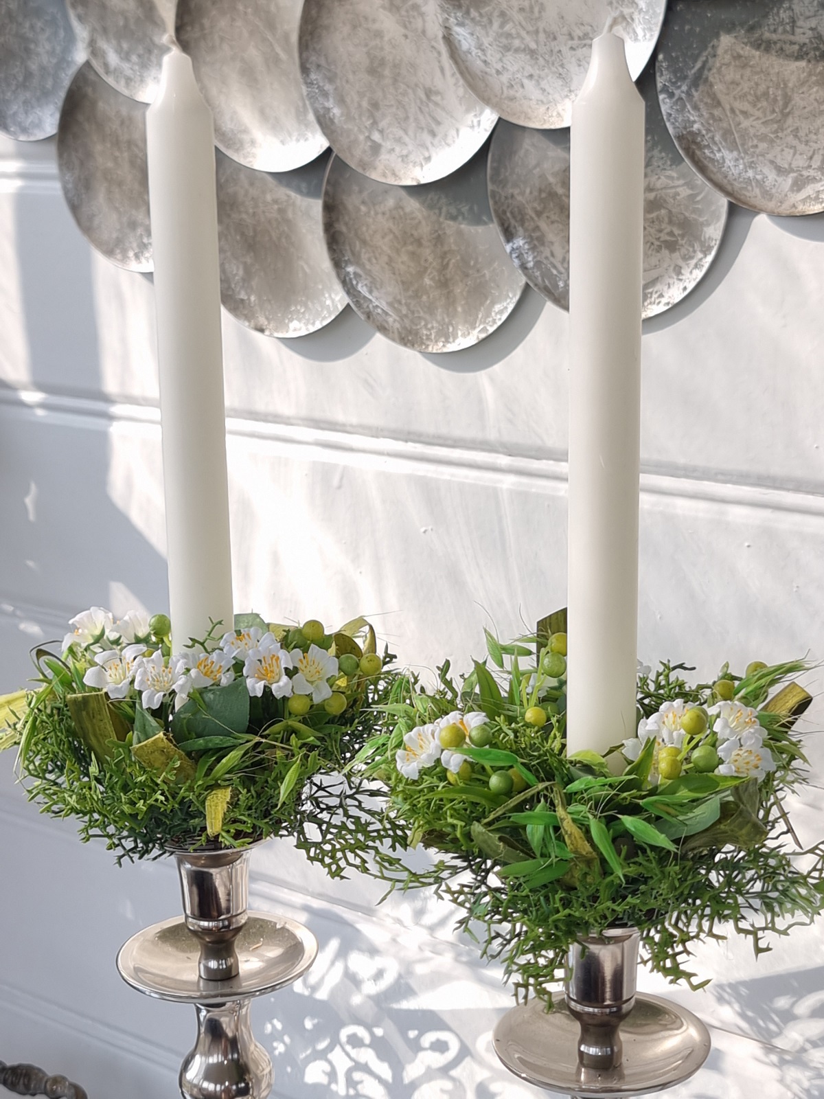 Fyllig ljusmanschett med blommor och blad. Besök blickfång.se