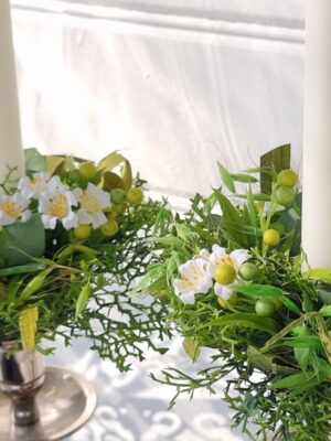 Fyllig ljusmanschett med blommor och blad. Besök blickfång.se