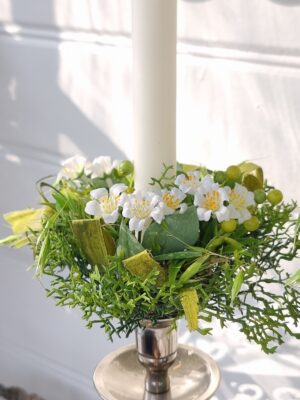 Fyllig ljusmanschett med blommor och blad. Besök blickfång.se