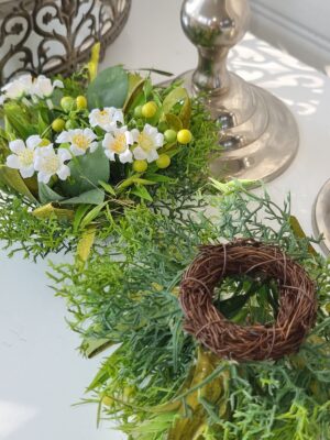 Fyllig ljusmanschett med blommor och blad. Besök blickfång.se