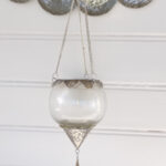 Hängampel i glas med detaljer i silver. Besök blickfång.se