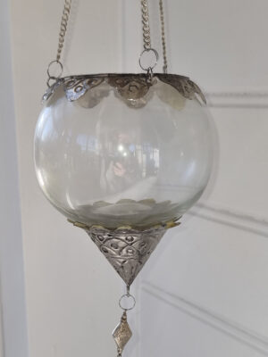 Hängampel i glas med detaljer i silver. Besök blickfång.se