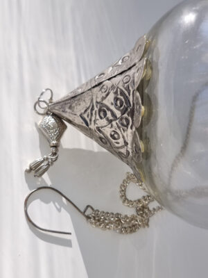 Hängampel i glas med detaljer i silver. Besök blickfång.se