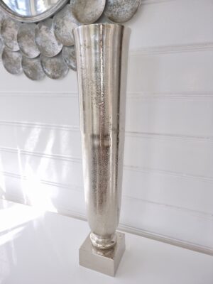 Hög rund vas i silver metall. Besök Blickfång.se