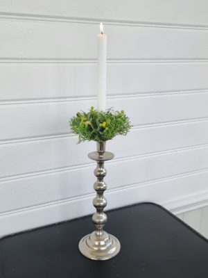 fyllig-ljusmanschett-med-blommor-och-blad. Besök Blickfång.se